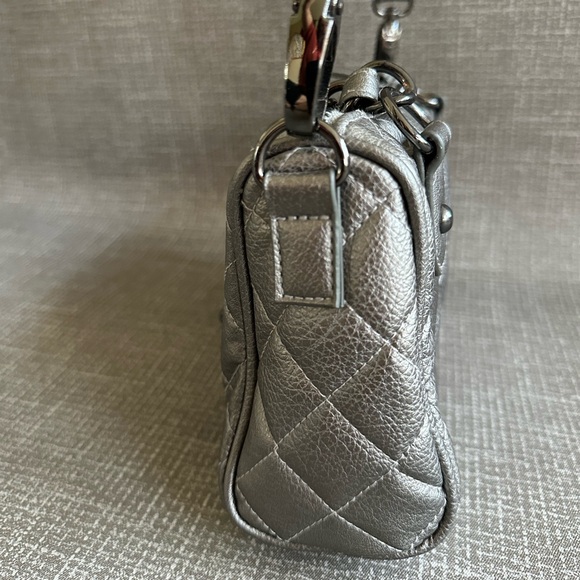 Poppie Jones Chic Silver Quilted Crossbody Shoulder Bag silver metallic - Picture 11 of 15
